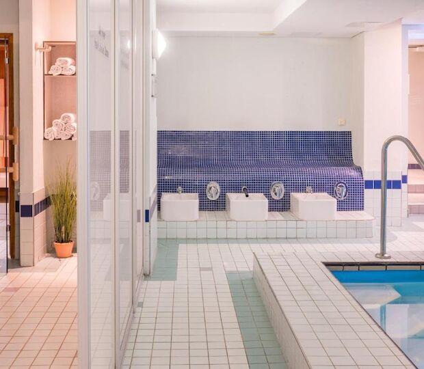 Pool & Sauna