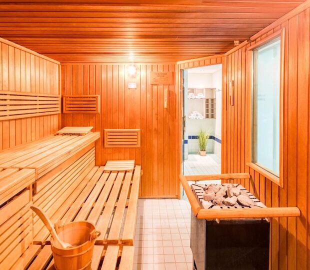 Pool & Sauna